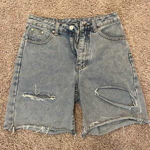 WOMENS LIGHT WASH DISTRESSED JEAN SHORTS